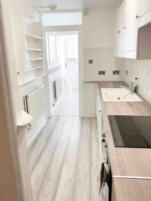 Lovely Two Bedroom Apartment, With Private Garden! Торки Экстерьер фото