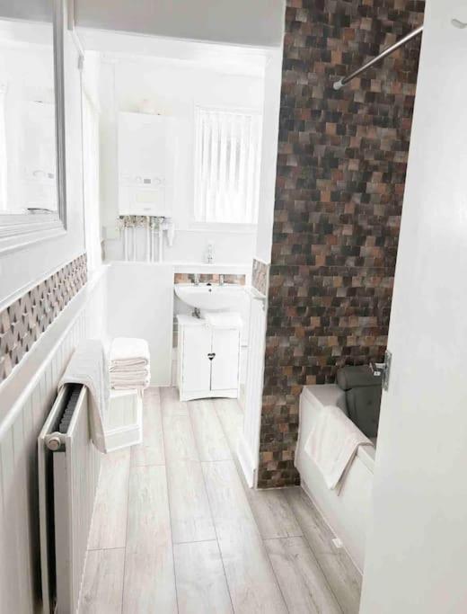 Lovely Two Bedroom Apartment, With Private Garden! Торки Экстерьер фото